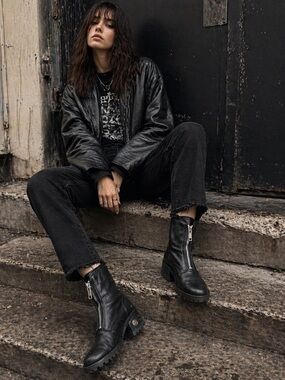 Black Leather Zip-Front Ankle Boots size 9 Grunge / city / off-duty model look